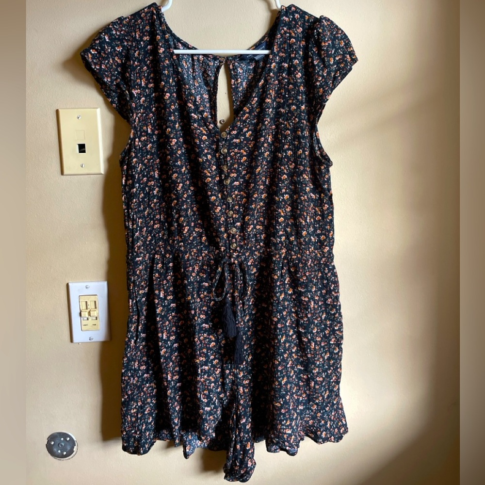 Navy blue floral American Eagle romper. Size XL. Very good used condition.